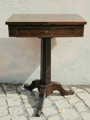 une petite table surmontée d'un tiroir