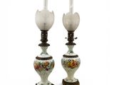 une paire de vases blancs et verts ornés de fleurs et de feuilles
