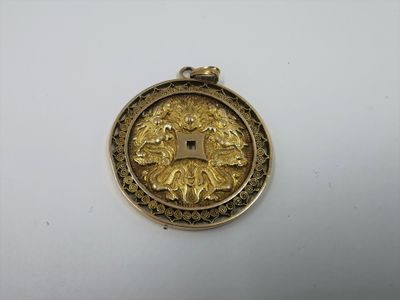 gros plan d'une pièce d'or sur une surface blanche