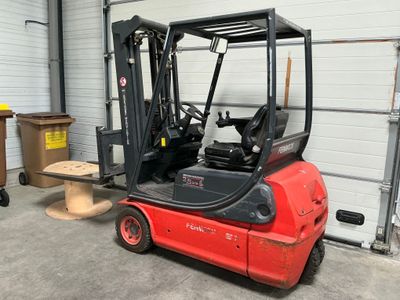 un chariot élévateur rouge garé dans un garage