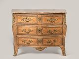 une petite commode surmontée d'un plateau en marbre
