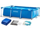 une piscine rectangulaire bleue avec une bâche bleue et des accessoires de natation