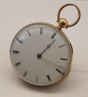 une montre de poche en or avec des chiffres romains sur le cadran