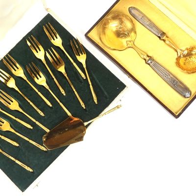 une boîte contenant un service d'argenterie et des cuillères