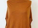 un pull marron sur un mannequin, un mannequin, un mannequin, un mannequin, un mannequin, un mannequin, un mannequin, un mannequin, un mannequin