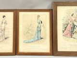 trois photos encadrées représentant des femmes en robe, exposées dans une pièce