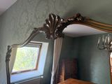 un grand miroir accroché au mur d'une pièce
