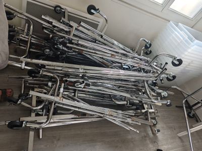 un gros tas de vélos posés par terre
