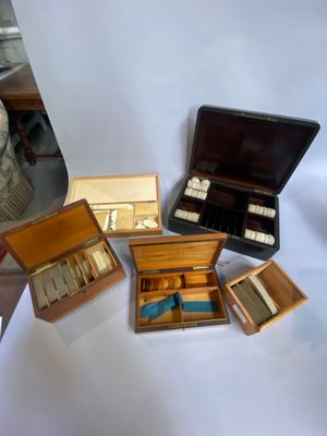 un grand nombre de petites boîtes posées sur une table