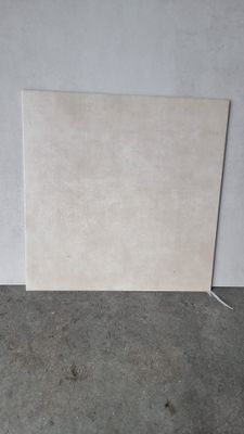 une photo d'une pièce vide avec un mur blanc