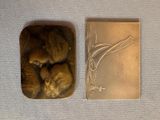 une assiette en or sur laquelle est représenté un oiseau
