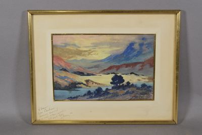 l'image d'un tableau représentant un paysage avec des montagnes en arrière-plan