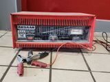 une machine rouge posée sur un sol carrelé