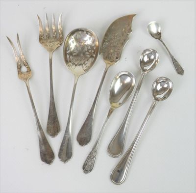 beaucoup de cuillères en argent et de cuillères sur une table