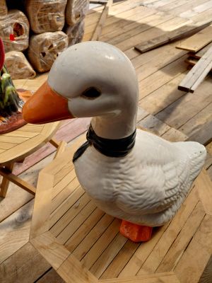 un canard posé sur une table dans une pièce