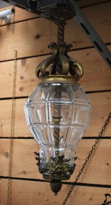 Suspension en verre et bronze doré à décor de rinceaux feuil…