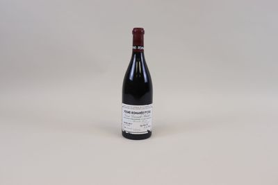 la bouteille de vin est posée sur une surface blanche