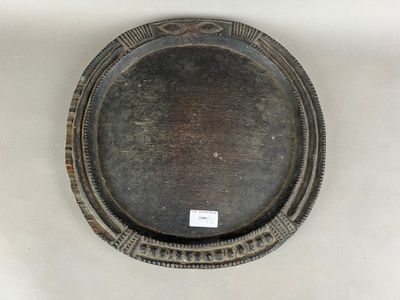 une assiette en argent ornée d'un motif décoratif