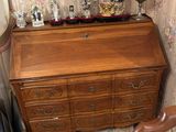 un bureau en bois surmonté d'un miroir