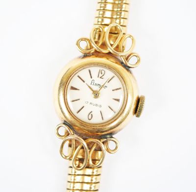 une image d'un gros plan d'une montre-bracelet sur une surface blanche