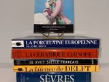 plusieurs livres sont empilés sur une table