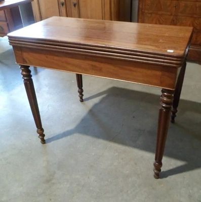une table en bois avec un tiroir en dessous, dans une pièce