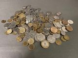 un tas de pièces posé sur une table