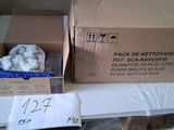 une boîte en carton posée sur un lit