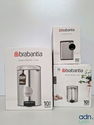 deux cartons contenant des machines à café Brabantia posés sur une table