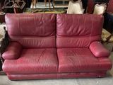 un canapé en cuir rouge qui se trouve dans une pièce