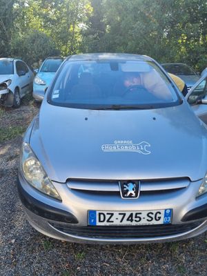 une voiture argentée garée dans un parking