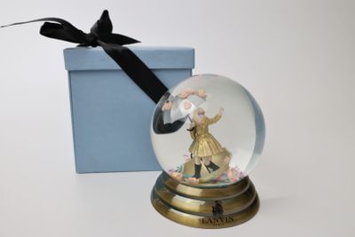 une boule à neige contenant la figurine d'une femme