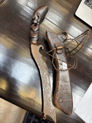 Machette indonésienne, le manche sculpté d’une tête et le fourreau scu - Photo 1