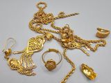 un ensemble de bijoux en or comprenant des bagues, des bracelets et des bagues