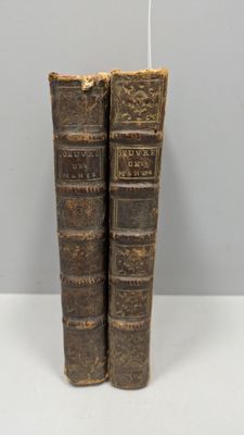deux vieux livres posés sur une table
