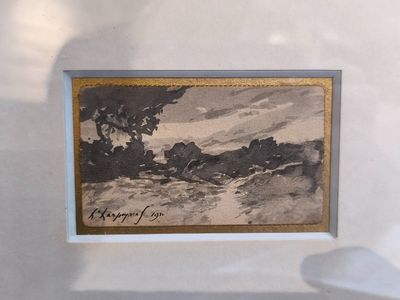 la photo d'une photo représentant un paysage, exposée dans une vitrine