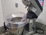 un mixeur posé sur un plan de travail dans une cuisine