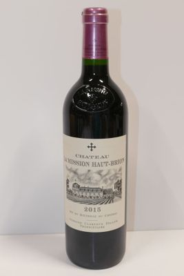 une bouteille de vin posée sur une table