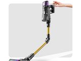 une personne qui utilise un aspirateur sans fil pour nettoyer le sol