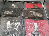 de nombreux t-shirts qui traînent dans une boîte