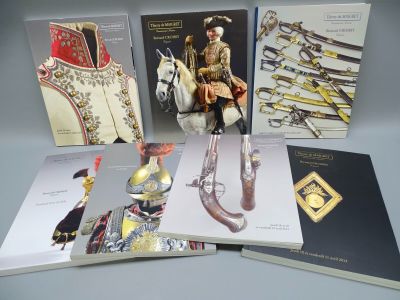 plusieurs livres posés sur une table, avec la photo d'un homme à cheval