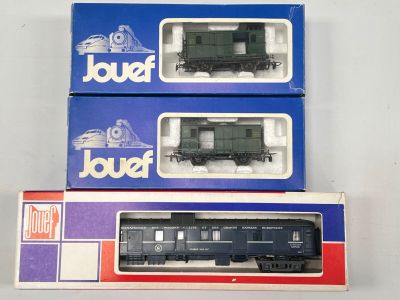 trois boîtes de trains miniatures empilées les unes sur les autres