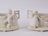 une paire de vases blancs ornés de motifs sur fond blanc