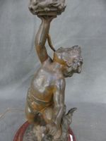 Pied de lampe en régule de forme angelot sur socle en marbre… (photo 2)
