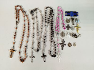 beaucoup de chapelets et d'autres objets religieux sur la table