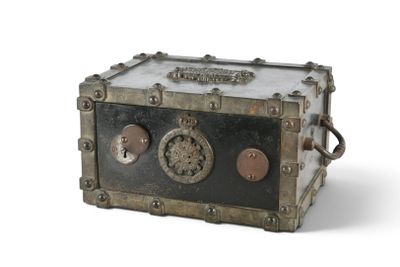 une petite boîte en métal sur laquelle est représentée une horloge