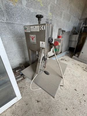 une machine posée par terre près d'une fenêtre