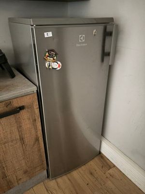 un réfrigérateur argenté dans un coin de la cuisine