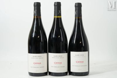 trois bouteilles de vin rouge sont alignées sur une surface blanche