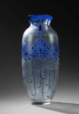 un vase en verre orné d'un motif bleu